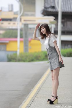 女人没有一件衣服的